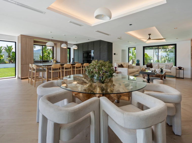 Dining area beside the open-plan kitchen in Bel Air, Estepona