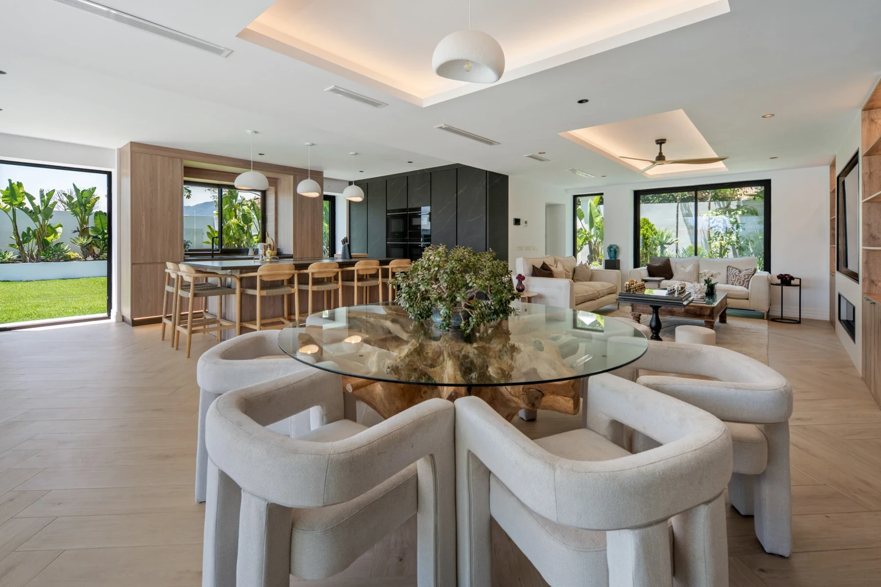 Dining area beside the open-plan kitchen in Bel Air, Estepona