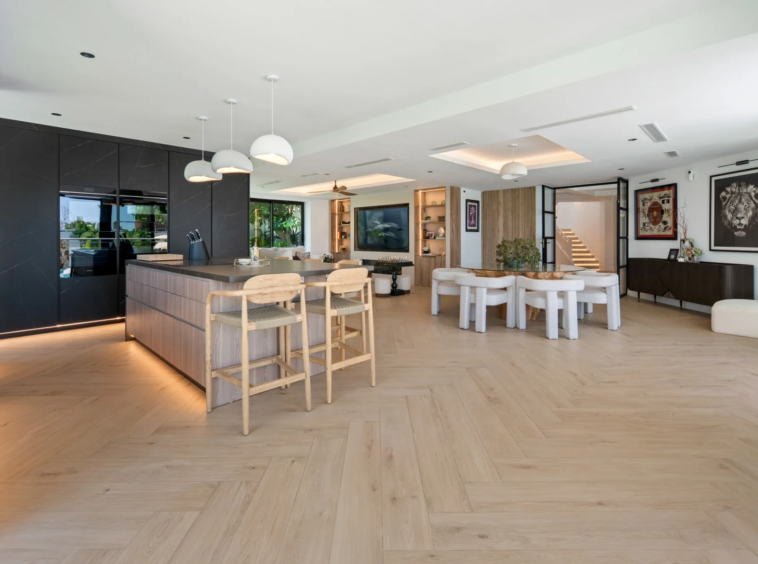 Kitchen with island and dining space in Bel Air, Estepona