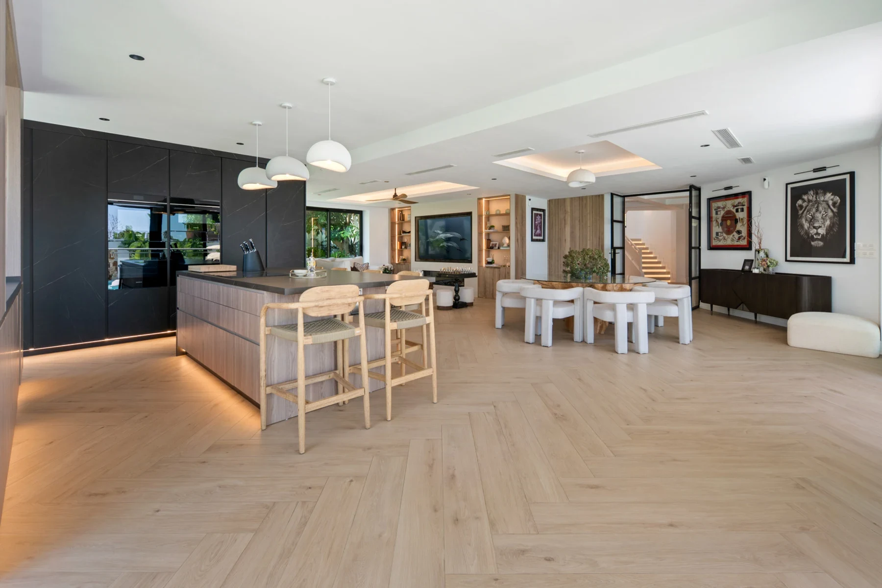 Kitchen with island and dining space in Bel Air, Estepona