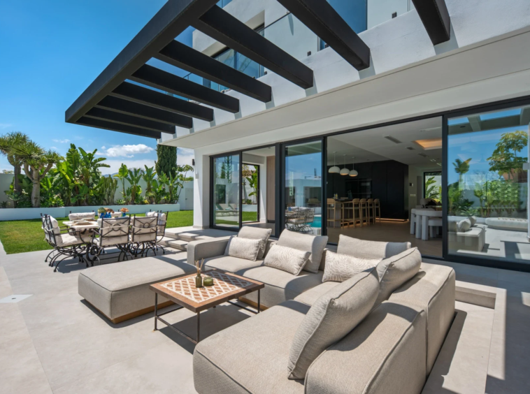 Covered outdoor lounge beside the pool in Bel Air, Estepona