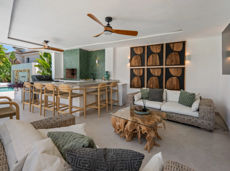 Outdoor bar and sheltered lounge in Bel Air, Estepona