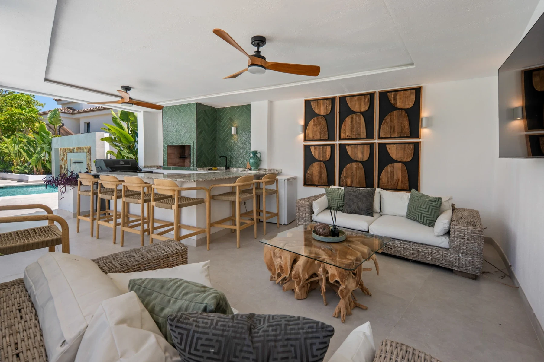 Outdoor bar and sheltered lounge in Bel Air, Estepona