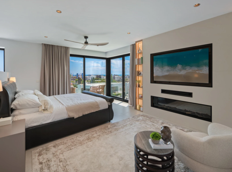 Main bedroom with terrace doors in Bel Air, Estepona