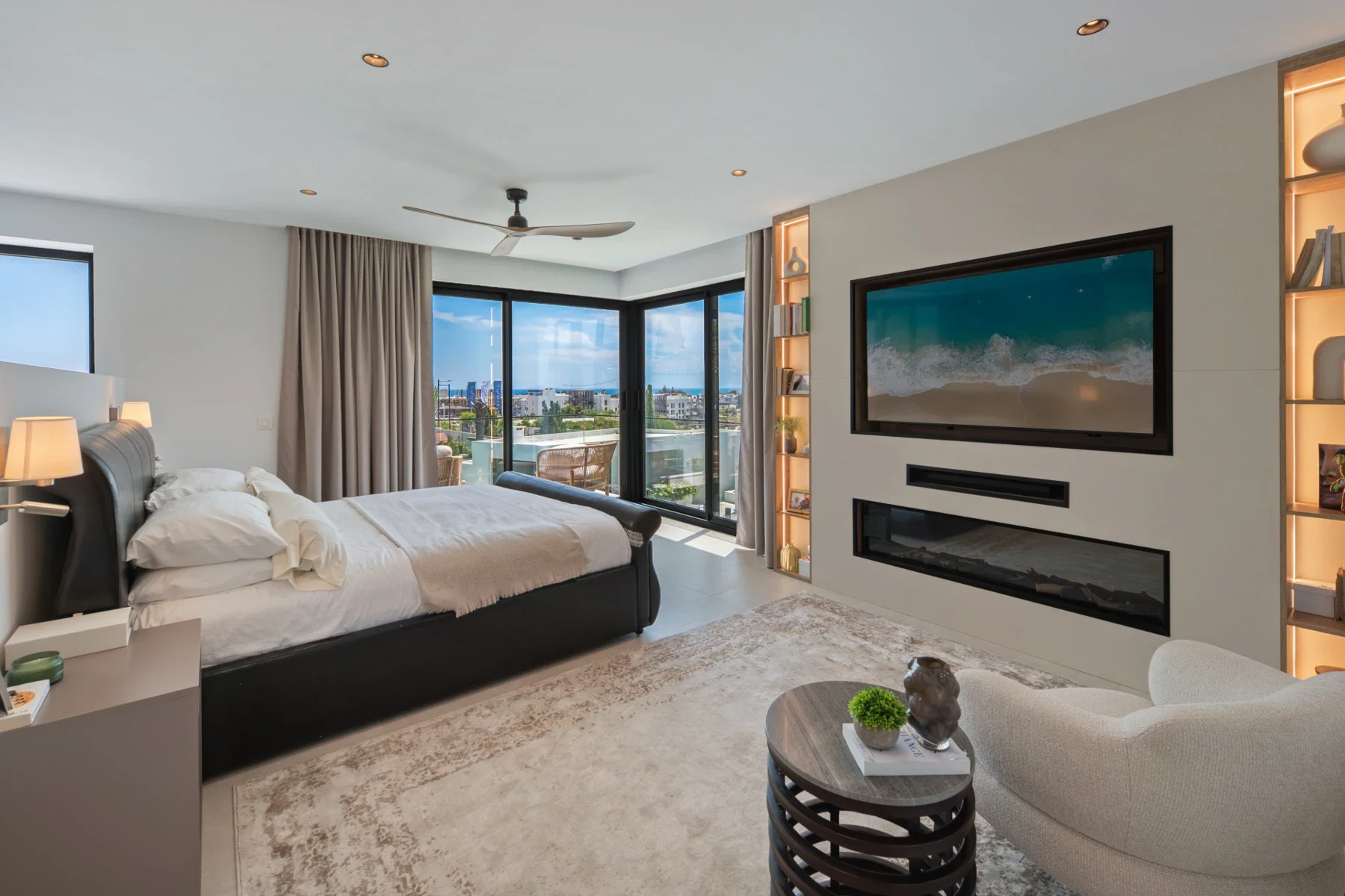 Main bedroom with terrace doors in Bel Air, Estepona
