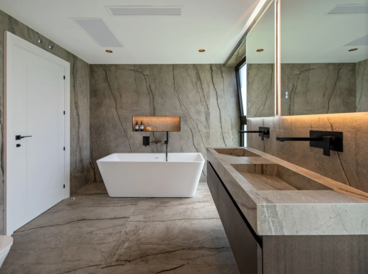 Main bathroom with bathtub and twin basins in Bel Air, Estepona