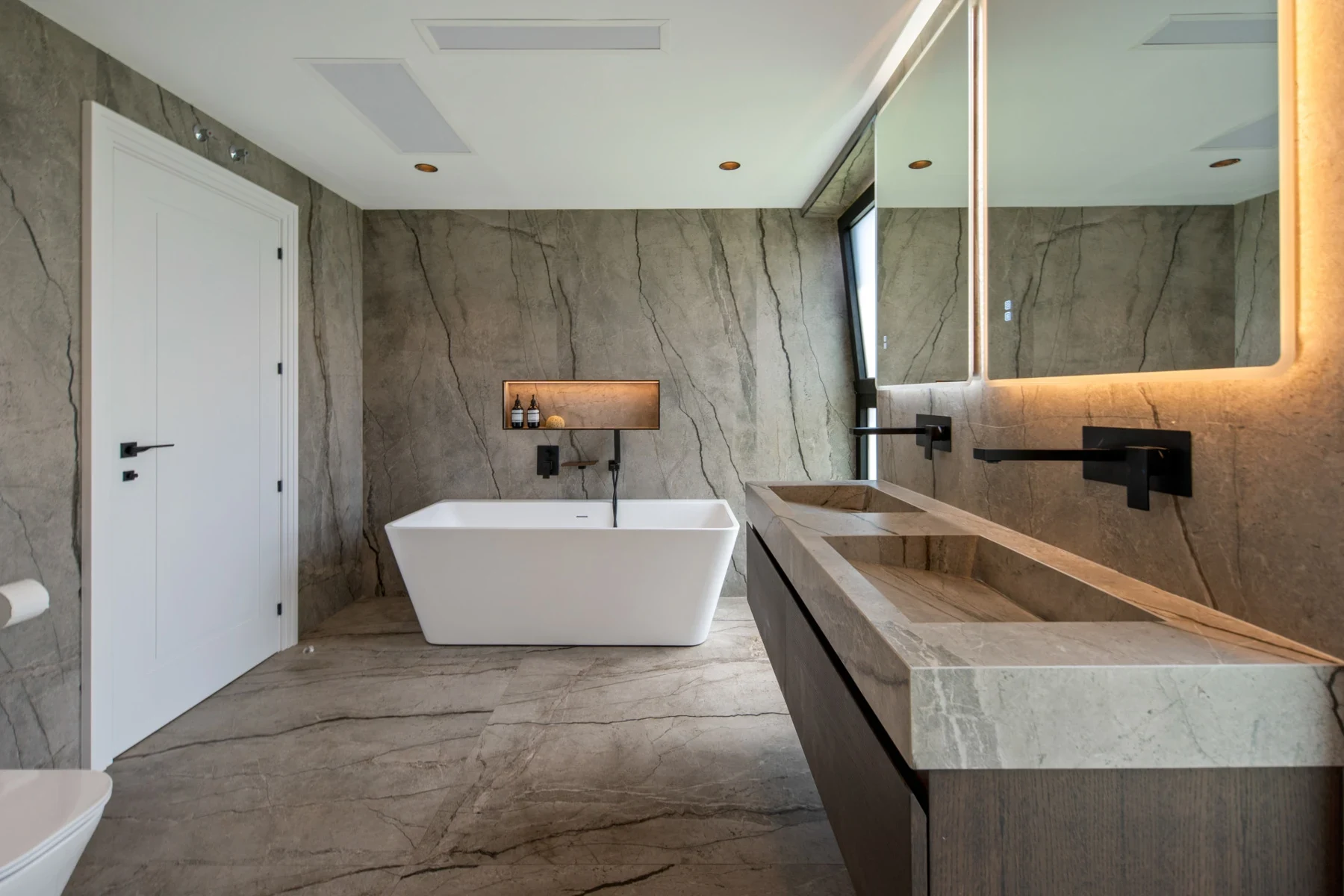 Main bathroom with bathtub and twin basins in Bel Air, Estepona