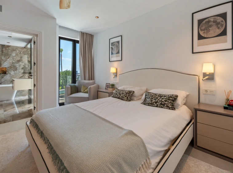 Guest bedroom with en-suite bathroom in Bel Air, Estepona