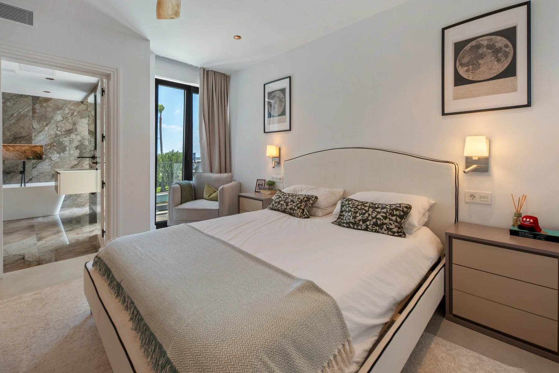 Guest bedroom with en-suite bathroom in Bel Air, Estepona