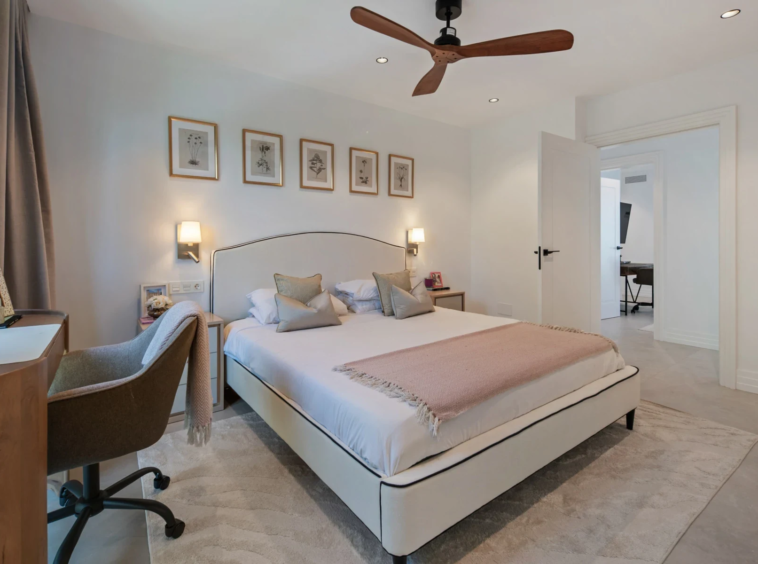Bedroom with seating area in Bel Air, Estepona