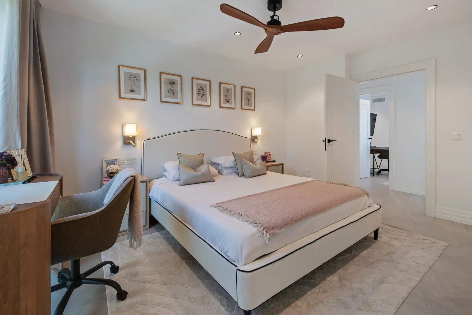 Bedroom with seating area in Bel Air, Estepona