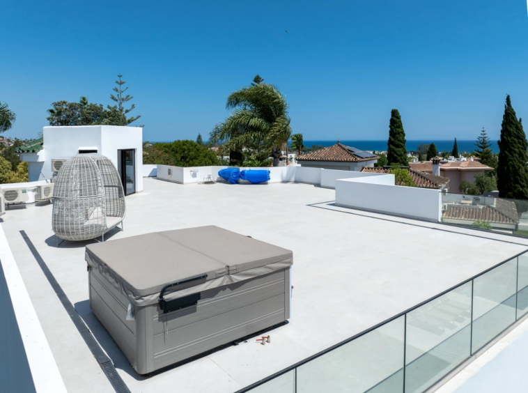 Rooftop solarium with jacuzzi and sea views in Bel Air, Estepona
