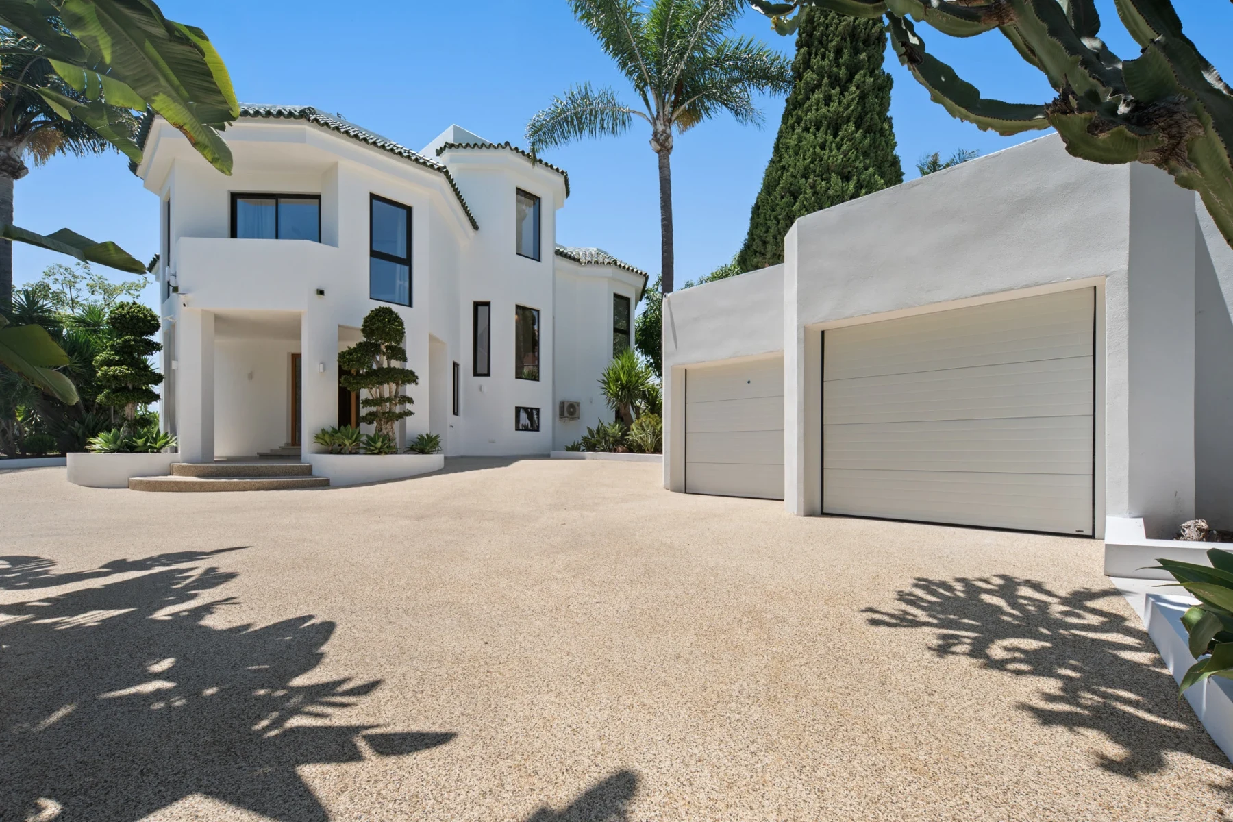 Villa entrance and parking area in Bel Air, Estepona