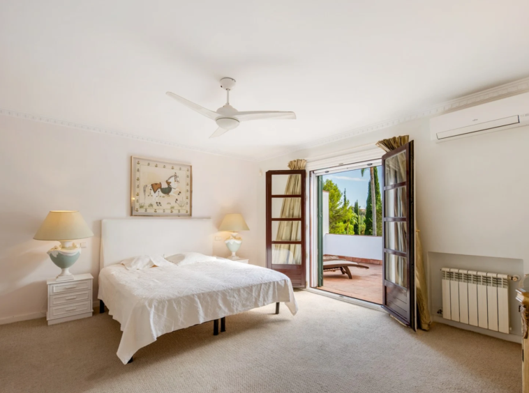 Bedroom opening onto a private terrace