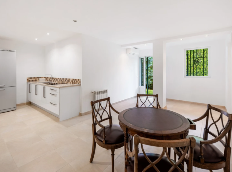 Additional kitchen and dining area