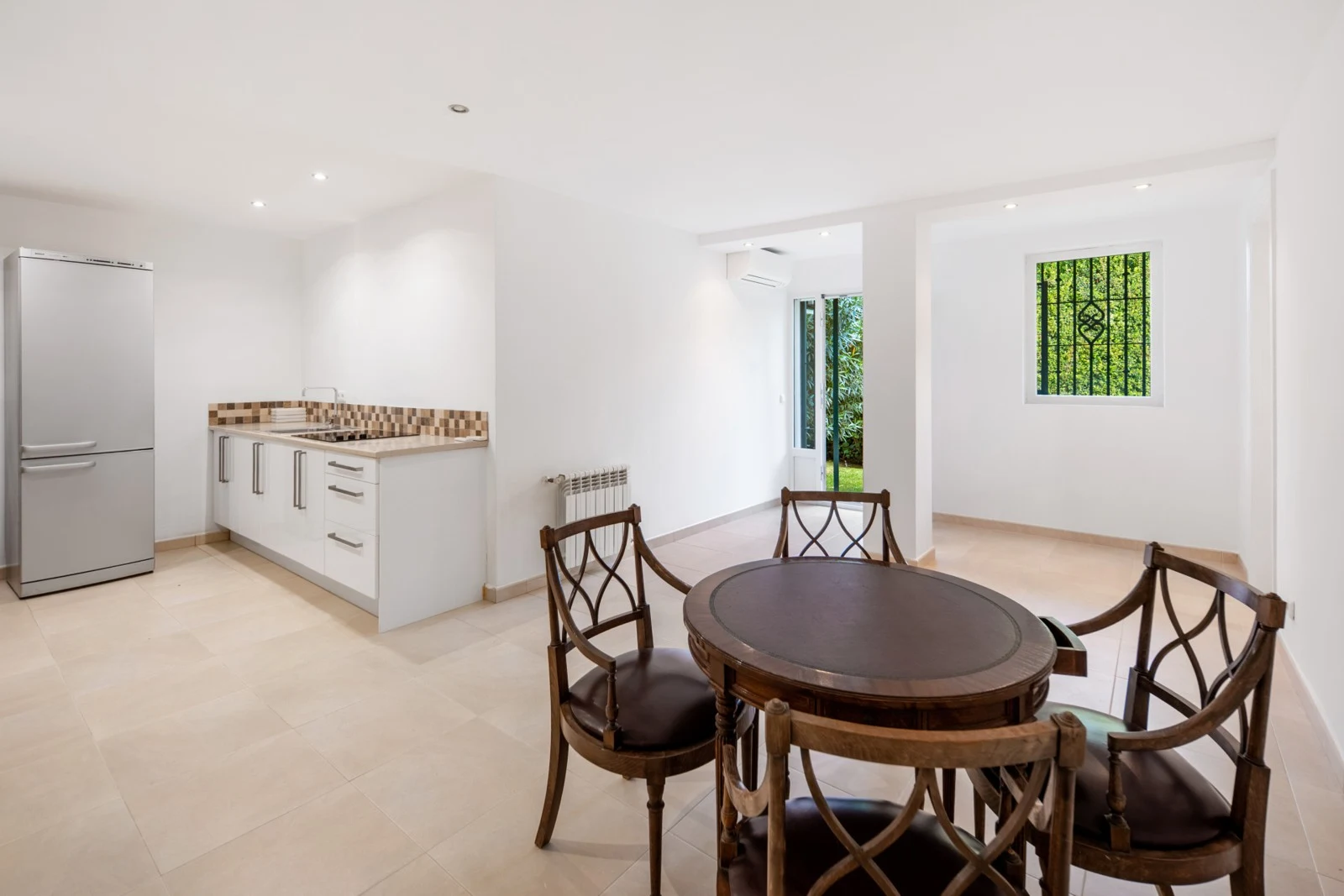 Additional kitchen and dining area
