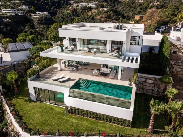 Contemporary villa with private infinity pool in El Madronal