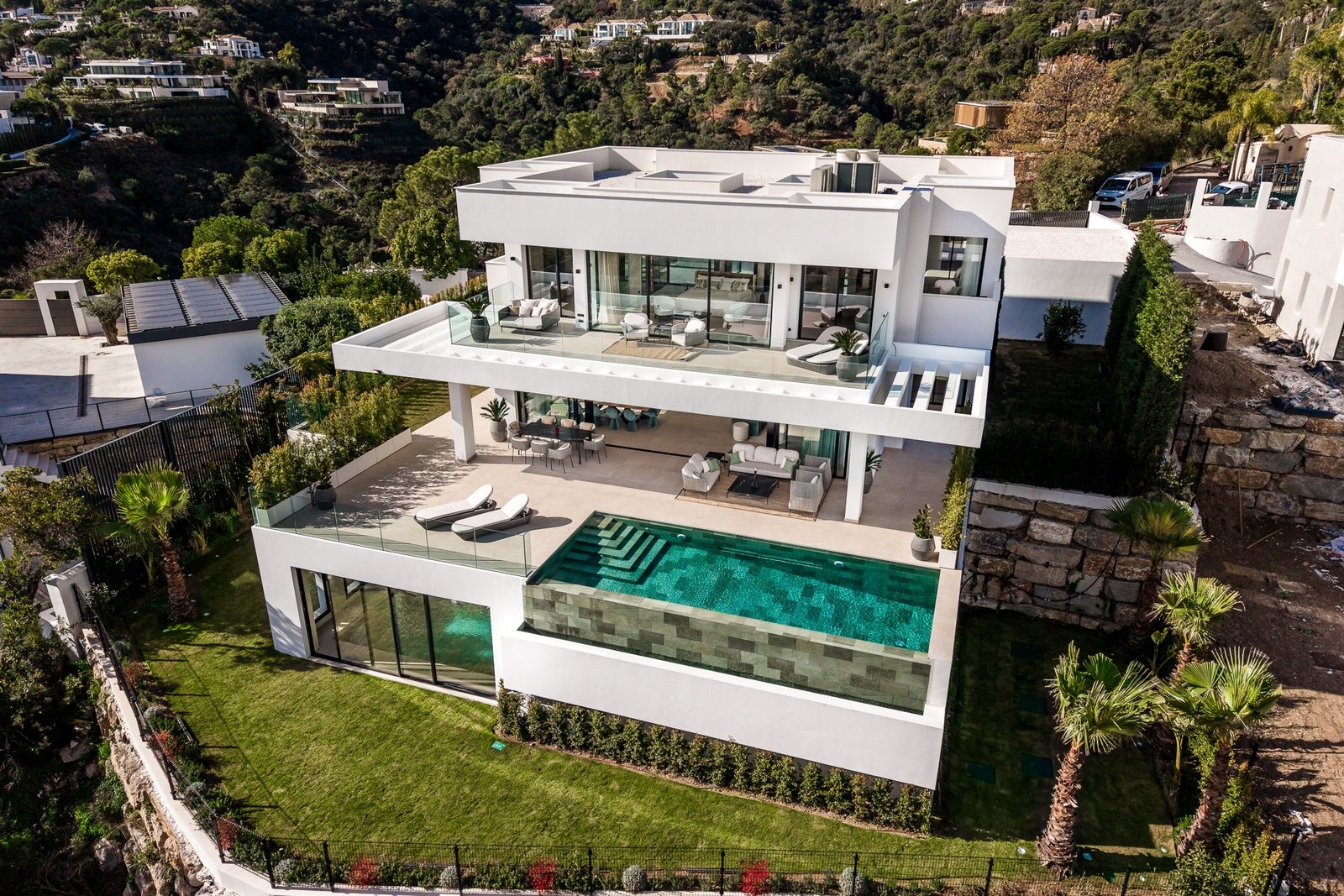 Contemporary villa with private infinity pool in El Madronal