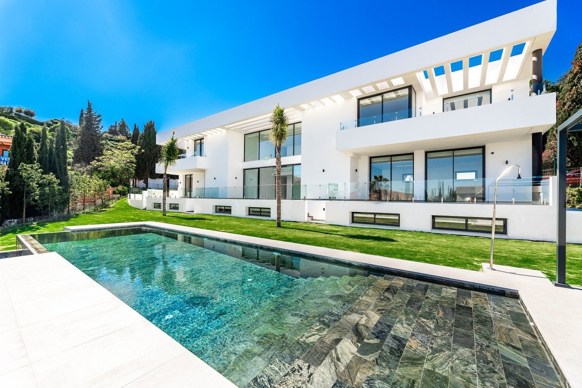 Private pool and garden beside a contemporary villa in El Paraiso