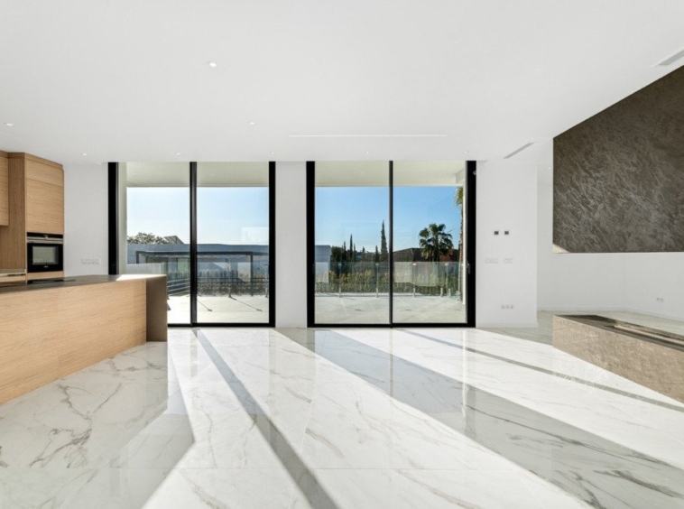 Fitted kitchen opening towards the garden