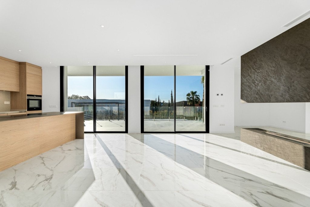 Fitted kitchen opening towards the garden