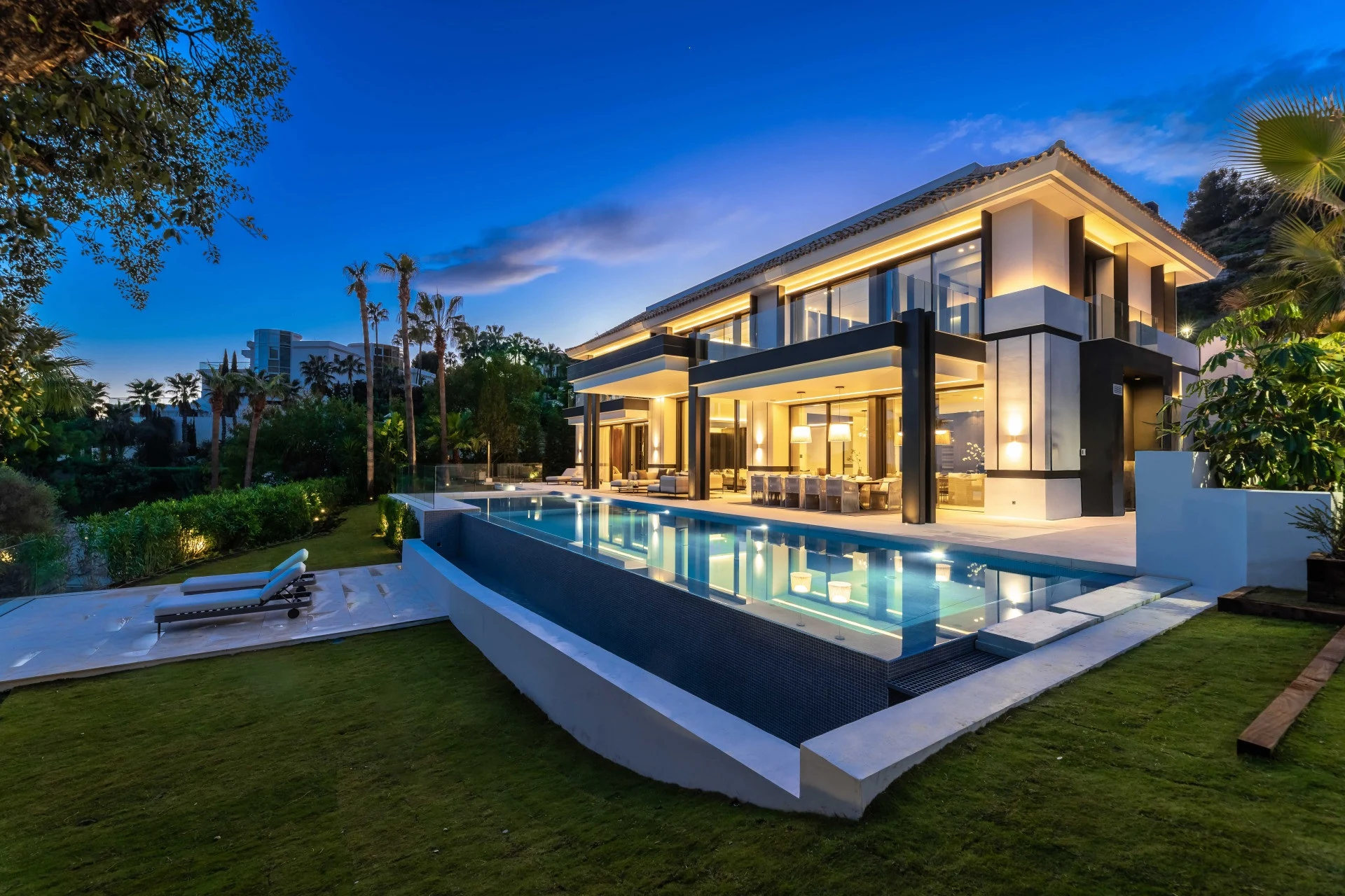 Six-bedroom villa and private infinity pool in Cascada de Camojan at dusk