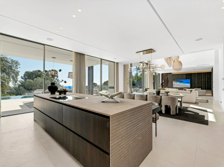Contemporary kitchen with central island and integrated appliances