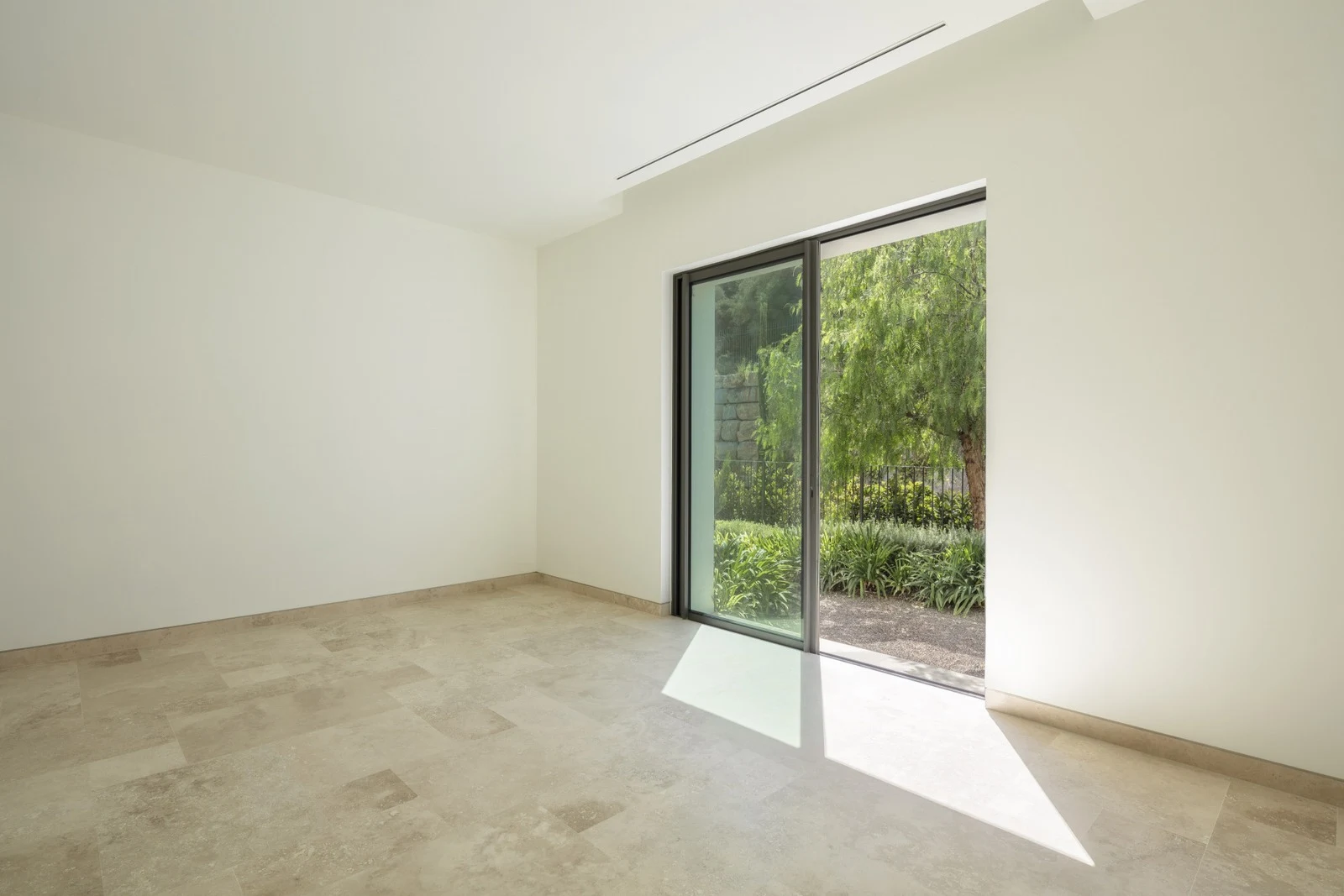 Bedroom opening onto the garden