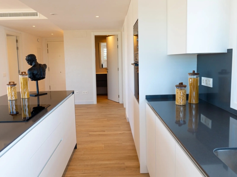 Fitted kitchen in the presentation apartment