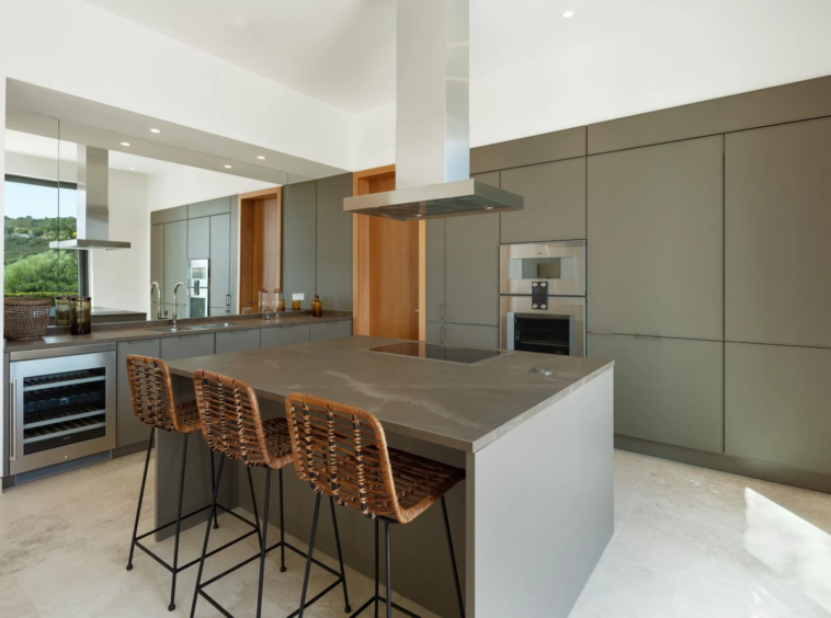 Fully equipped kitchen with breakfast seating