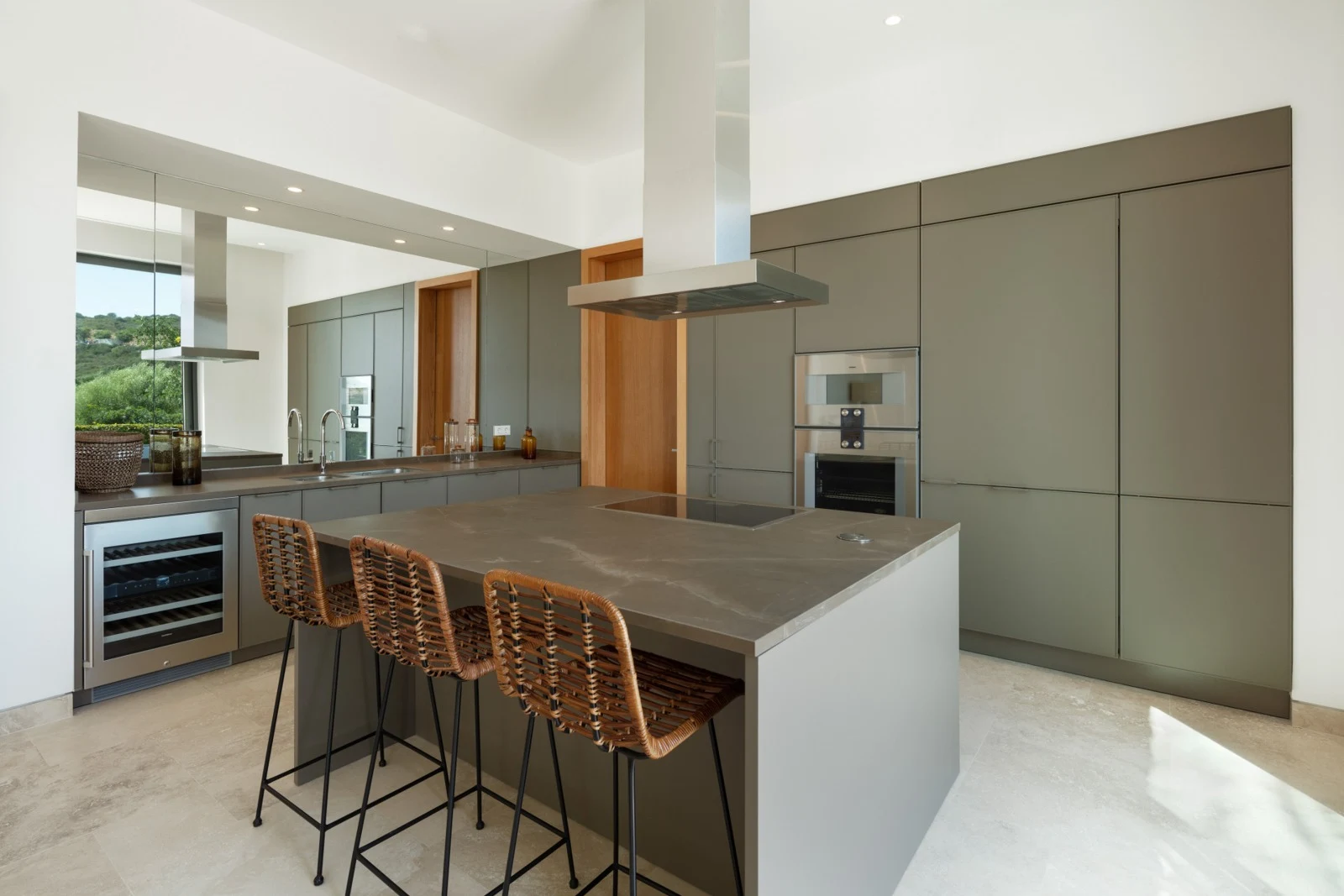 Fully equipped kitchen with breakfast seating