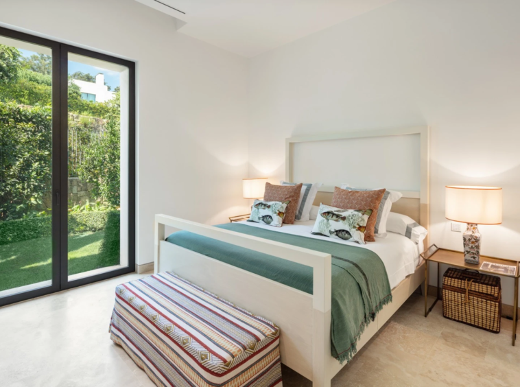 Guest bedroom opening onto the landscaped garden
