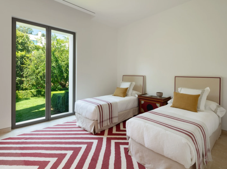 Twin bedroom with garden access