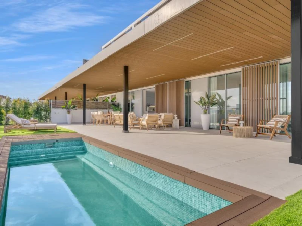 Private pool and covered terrace of a garden apartment in Marbella