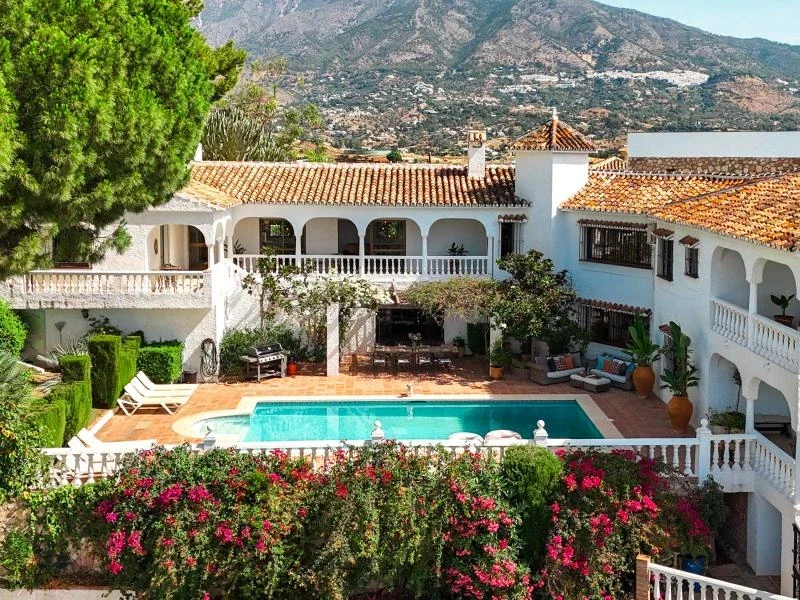 Villa and private swimming pool in Sierrezuela, Mijas