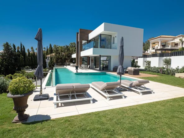 Modern villa with infinity pool and garden in Manilva