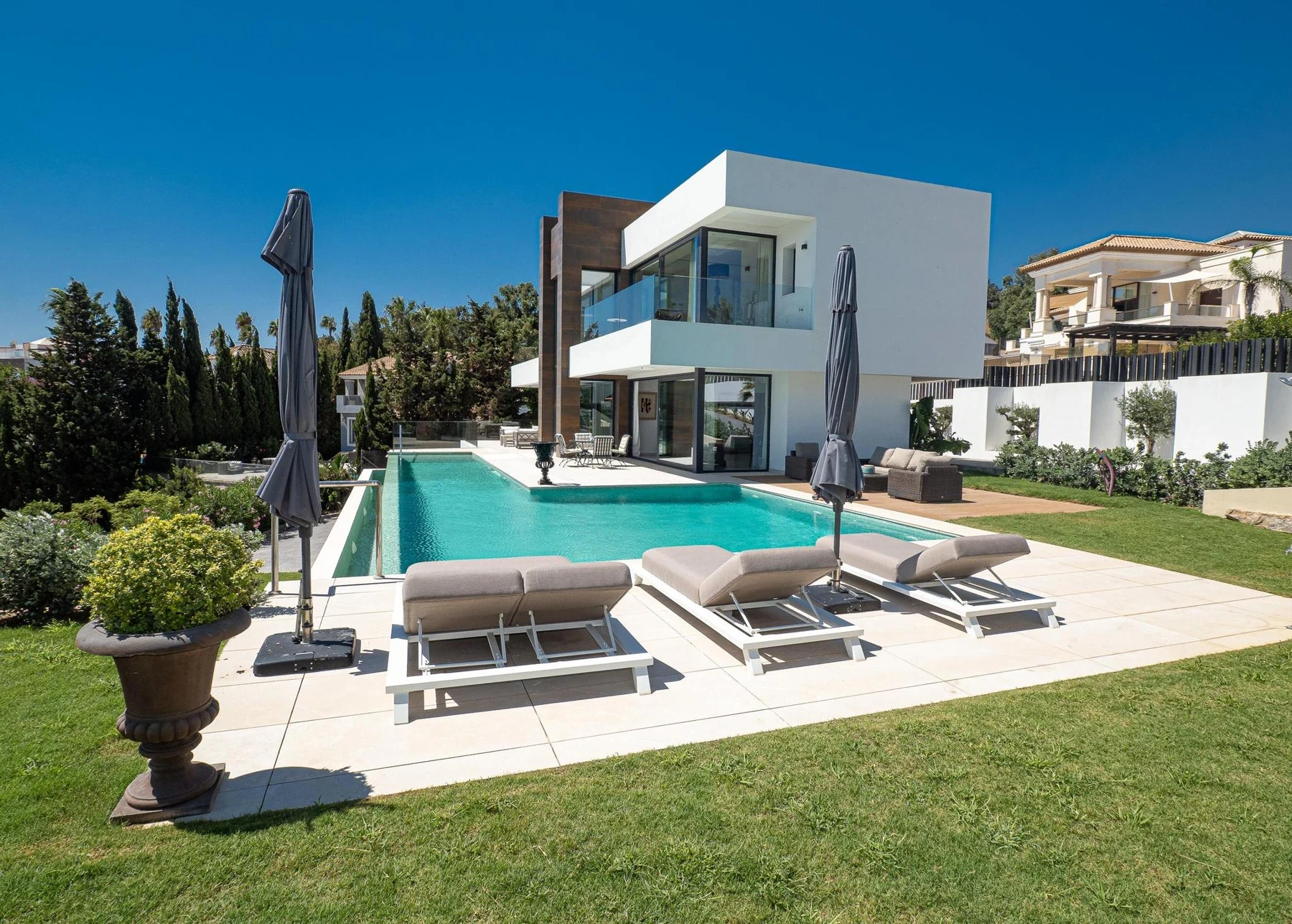 Modern villa with infinity pool and garden in Manilva