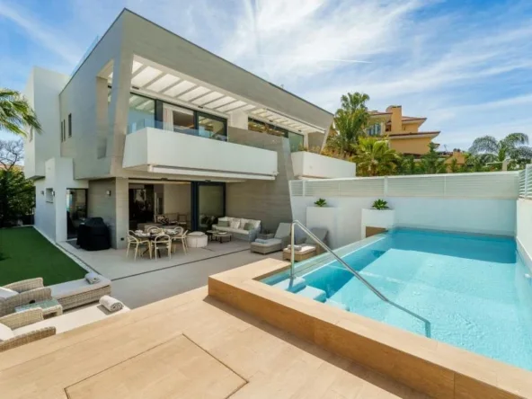 Semi-detached home with private pool and terrace near Puerto Banus