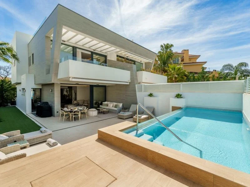 Semi-detached home with private pool and terrace near Puerto Banus