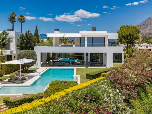 Contemporary villa with private pool and garden on the Golden Mile