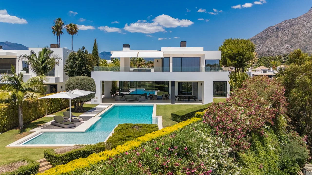 Contemporary villa with private pool and garden on the Golden Mile