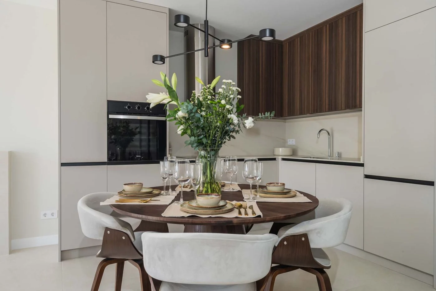 Modern kitchen and dining area in a three-bedroom apartment in Benahavis