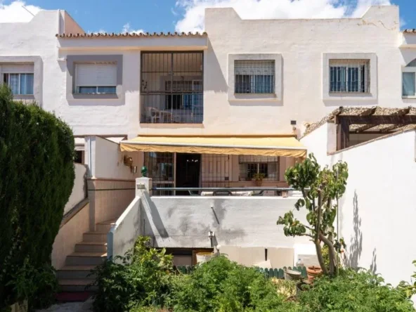 Townhouse with terrace and private garden in Nueva Andalucia