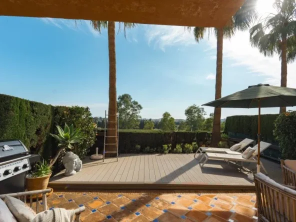 Private garden terrace with sea views in Nueva Andalucia