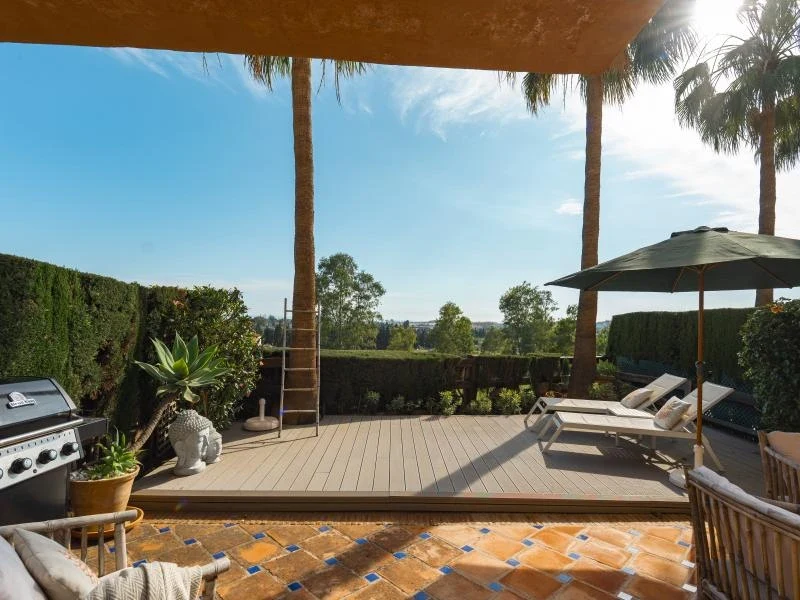 Private garden terrace with sea views in Nueva Andalucia