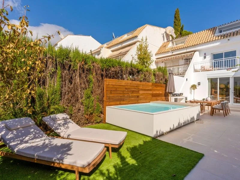 Private pool and garden of a modern townhouse in Nagueles