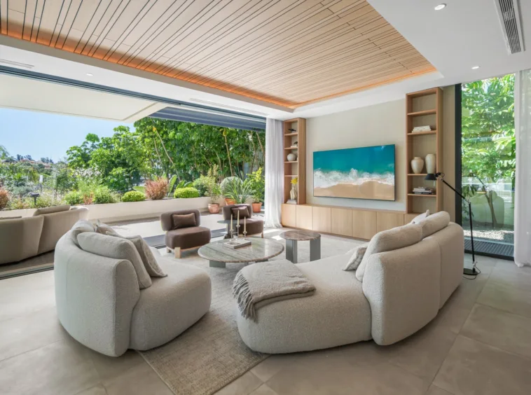 Living room opening onto the garden