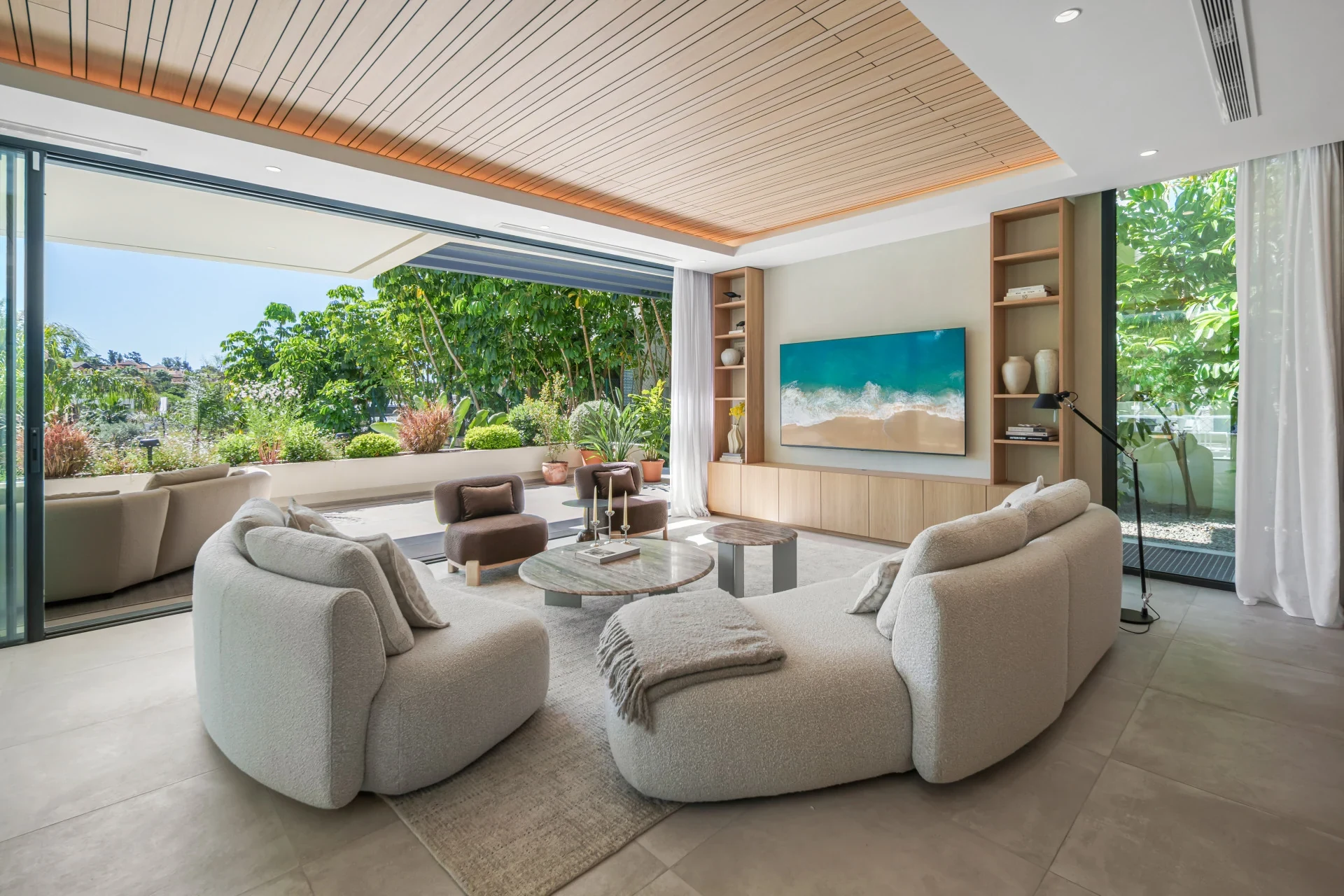 Living room opening onto the garden