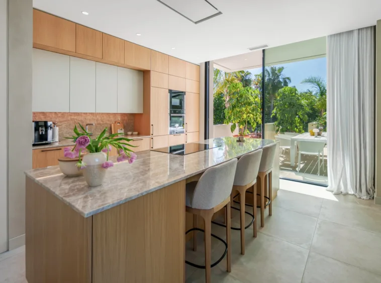 Contemporary fitted kitchen