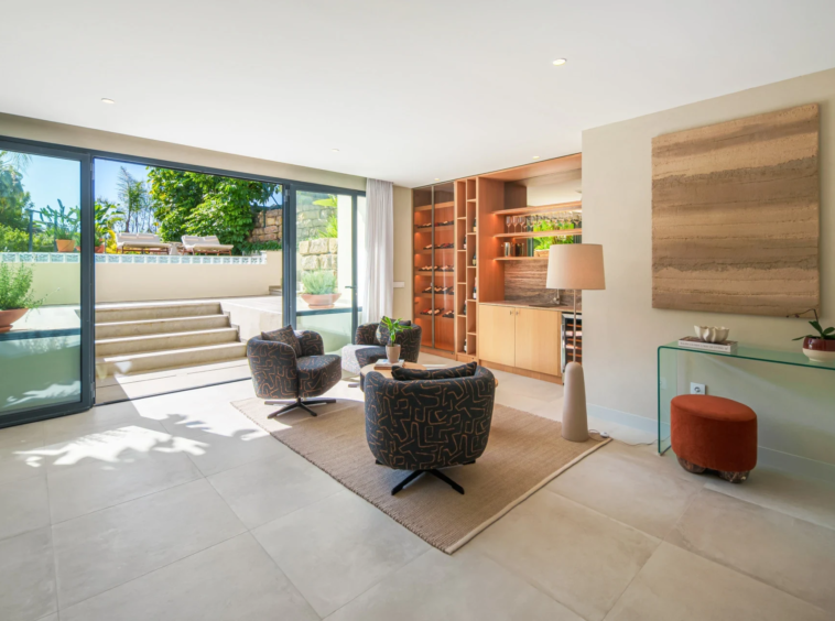 Additional lounge opening onto a terrace